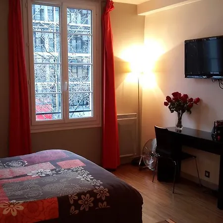 Apartment Saint Martin Red Curtains *